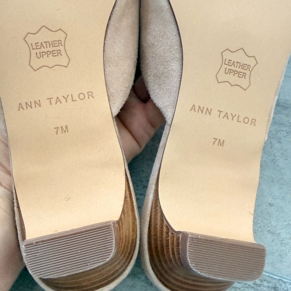 Ann Taylor Suede Kitten Heel Mule Pump Size 7 - Picture 9 of 11